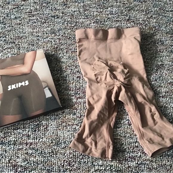 NIB  TAGGED S/M SKIMS SIENNA mid sculpting shorts,firm price - Picture 8 of 13